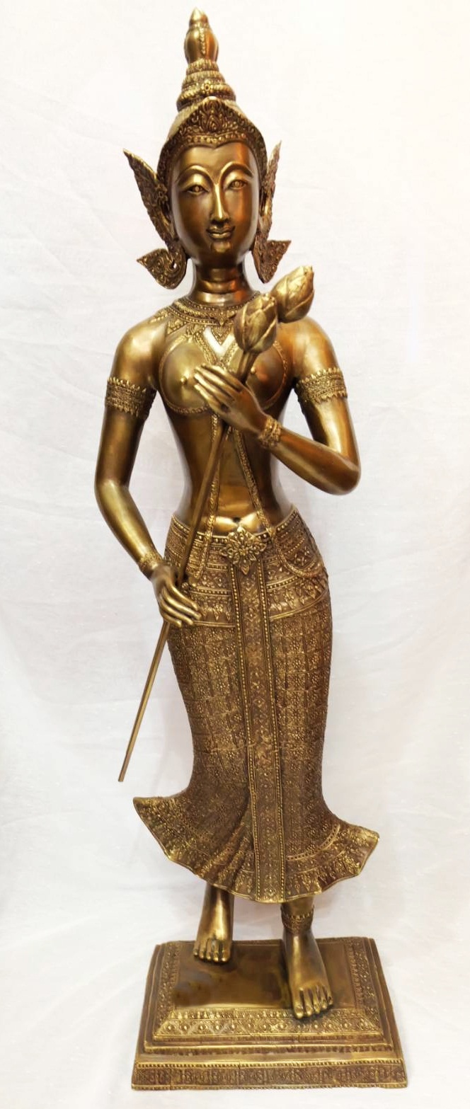 นางถือดอกบัว