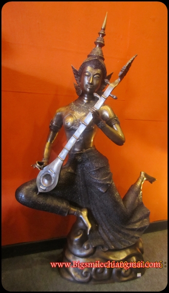 นางฟ้าบนก้อนเมฆ ท่าดีดพิณ