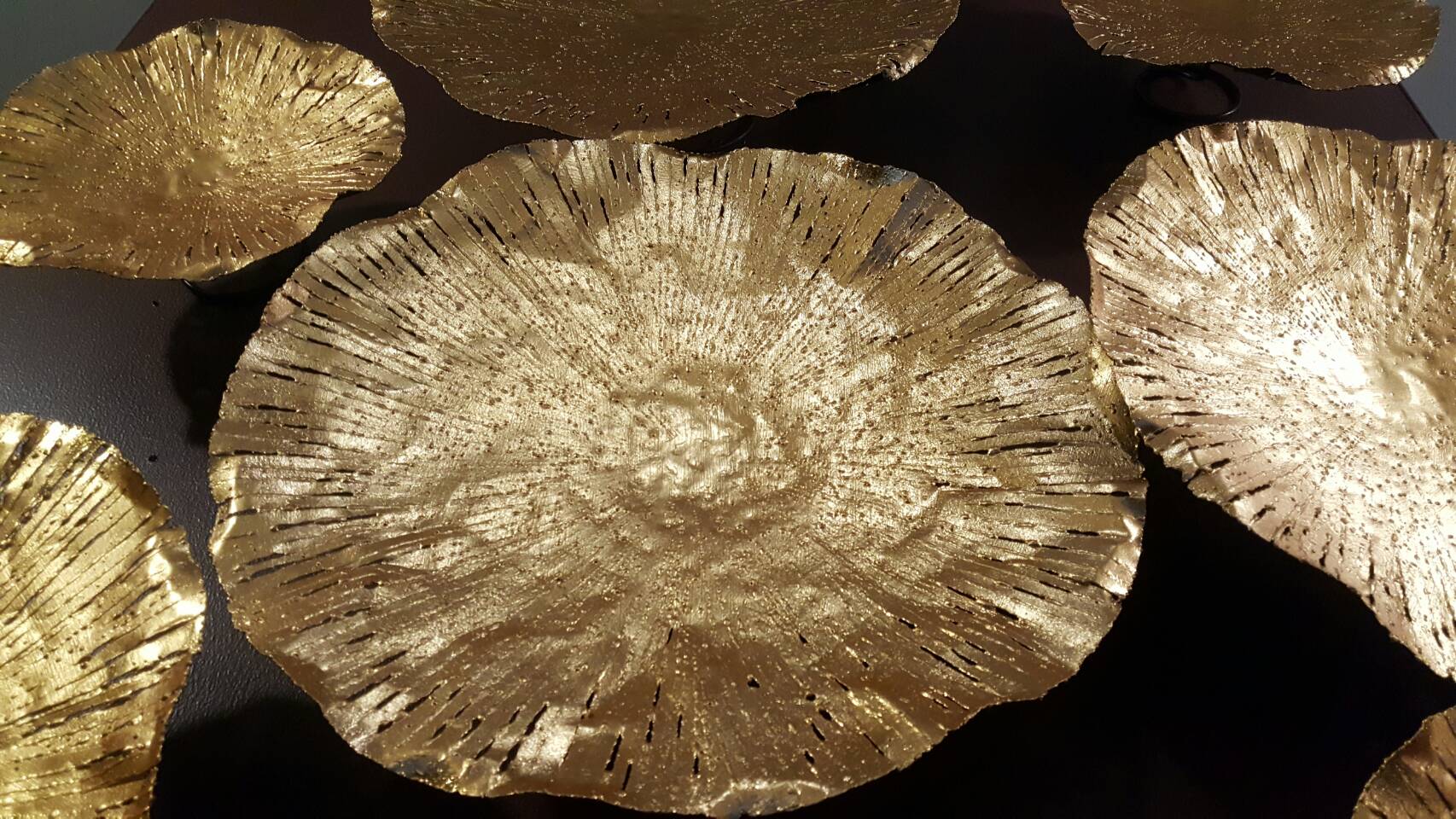 ใบบัว ติดผนัง