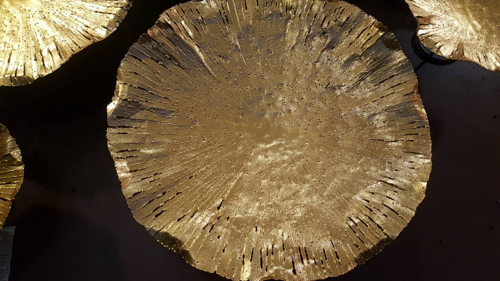 ใบบัว ติดผนัง