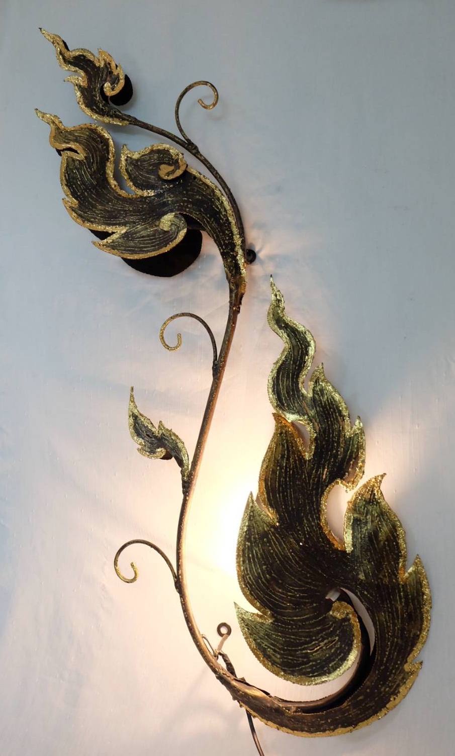 กนกมีไฟ ติดผนัง